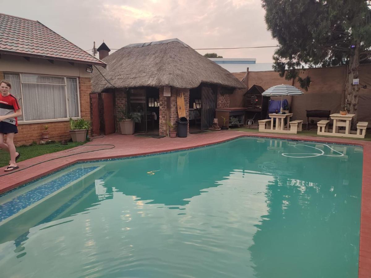 Ay Jay'S Guesthouse Bloemfontein Ngoại thất bức ảnh